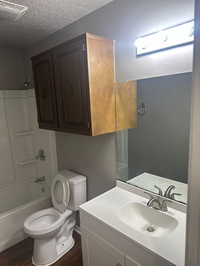 Building Photo - 2-Bedroom, 1-Bathroom Unit @ Rolling Oaks 4-Plex - Water Bill Included