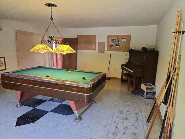 Building Photo - Spacious 4-bedroom family home features ga...