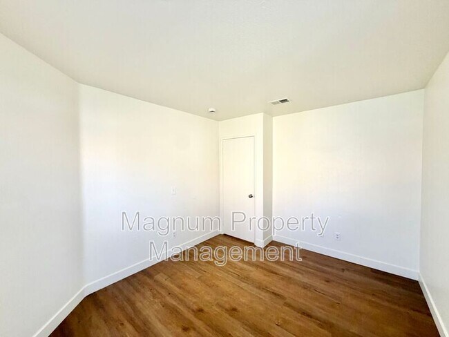 Building Photo - 15854 Pampas Ct
