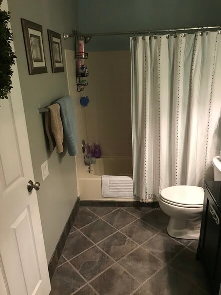 Guest Bathroom - 902 Pritchard Pl