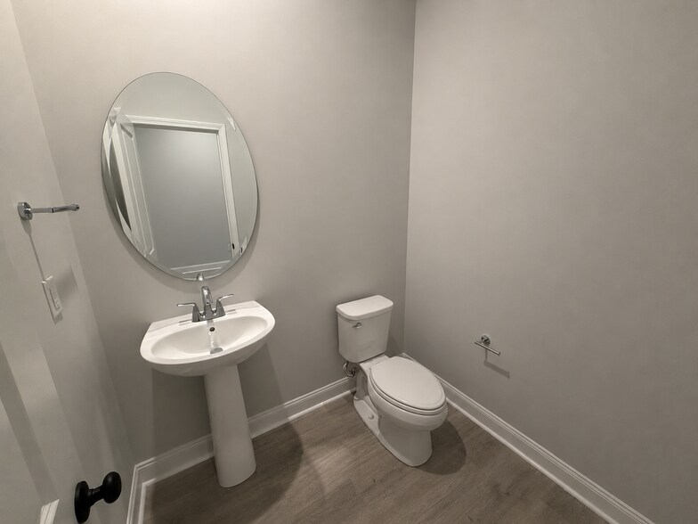Building Photo - 105 Winding Stream Cir