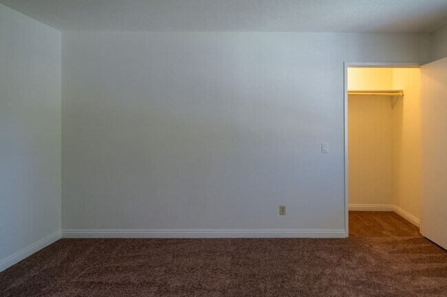 Building Photo - 2600 Huntington Dr