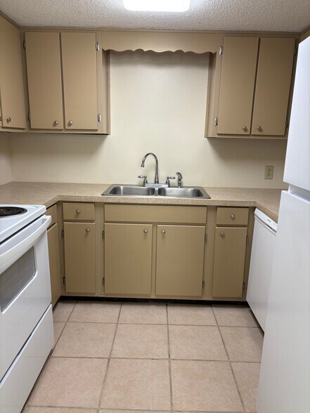 Kitchen with new appliances - 1015 SW McFarlane Ave