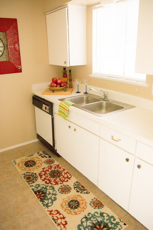 Building Photo - Spacious Southside Apartment!
