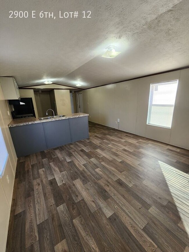 Building Photo - 2900 E 6th Ave