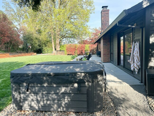 Building Photo - 1427 Greentree Cir