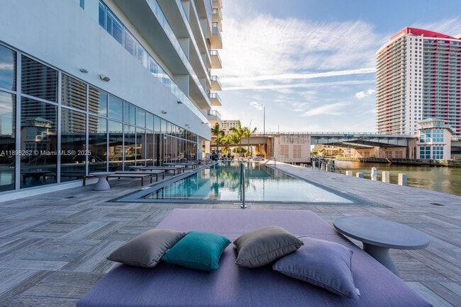 Building Photo - 4010 S Ocean Dr