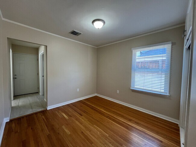 Building Photo - AVAILABLE NOW! 3+2 w/bonus room + applianc...