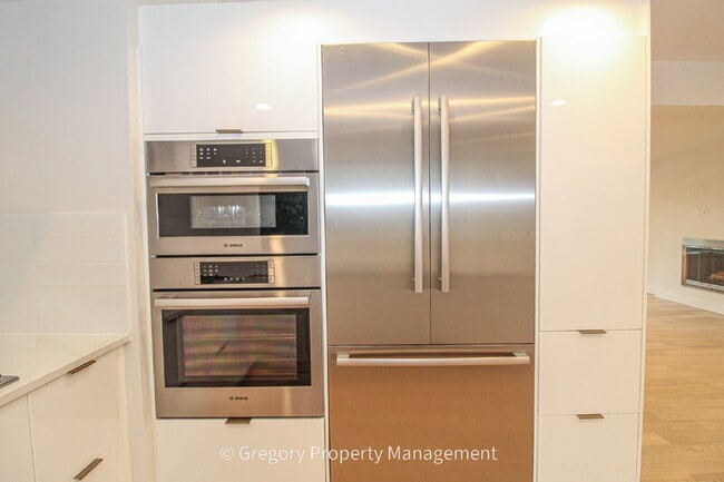 Building Photo - 604 9th Ave