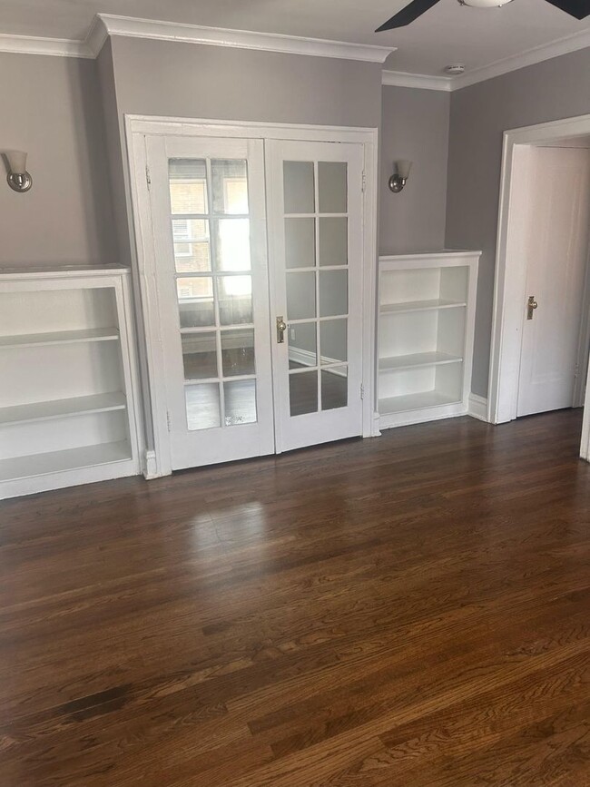 Building Photo - Remodeled East Albany Park Apts!