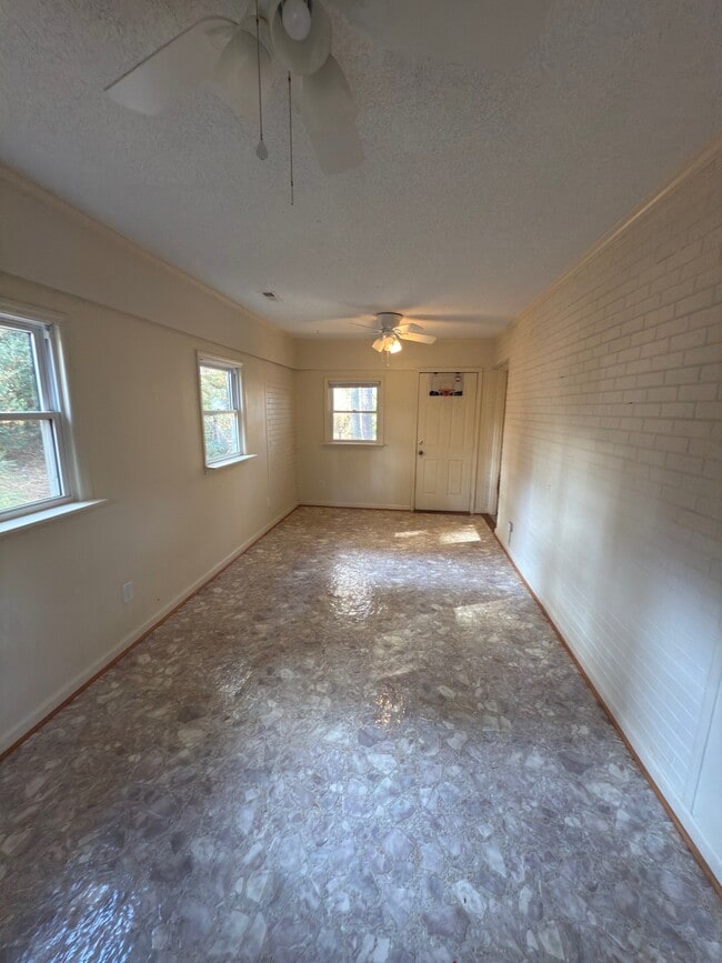 Building Photo - 109 Circle Dr