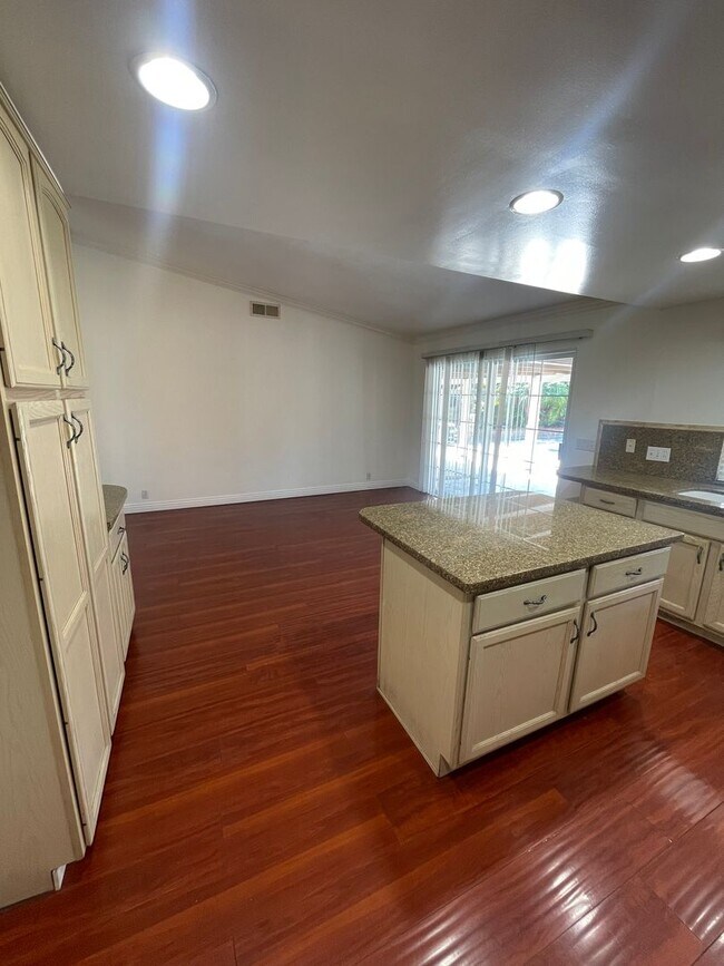 Building Photo - Beautiful 3 Bedroom, 2 Bathroom House w/ a Pool For Rent in Mission Viejo!