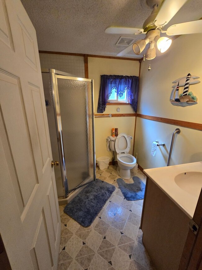 Building Photo - Cozy Home