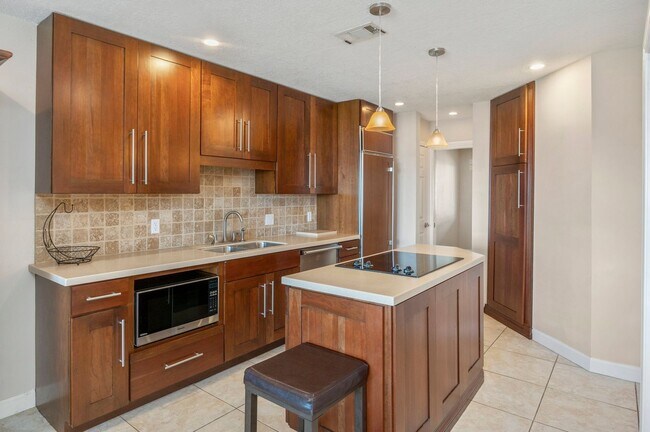 Building Photo - Gorgeous Water Views!