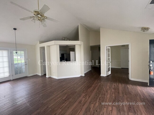 Building Photo - Beautiful 3b Room!Move in ready!