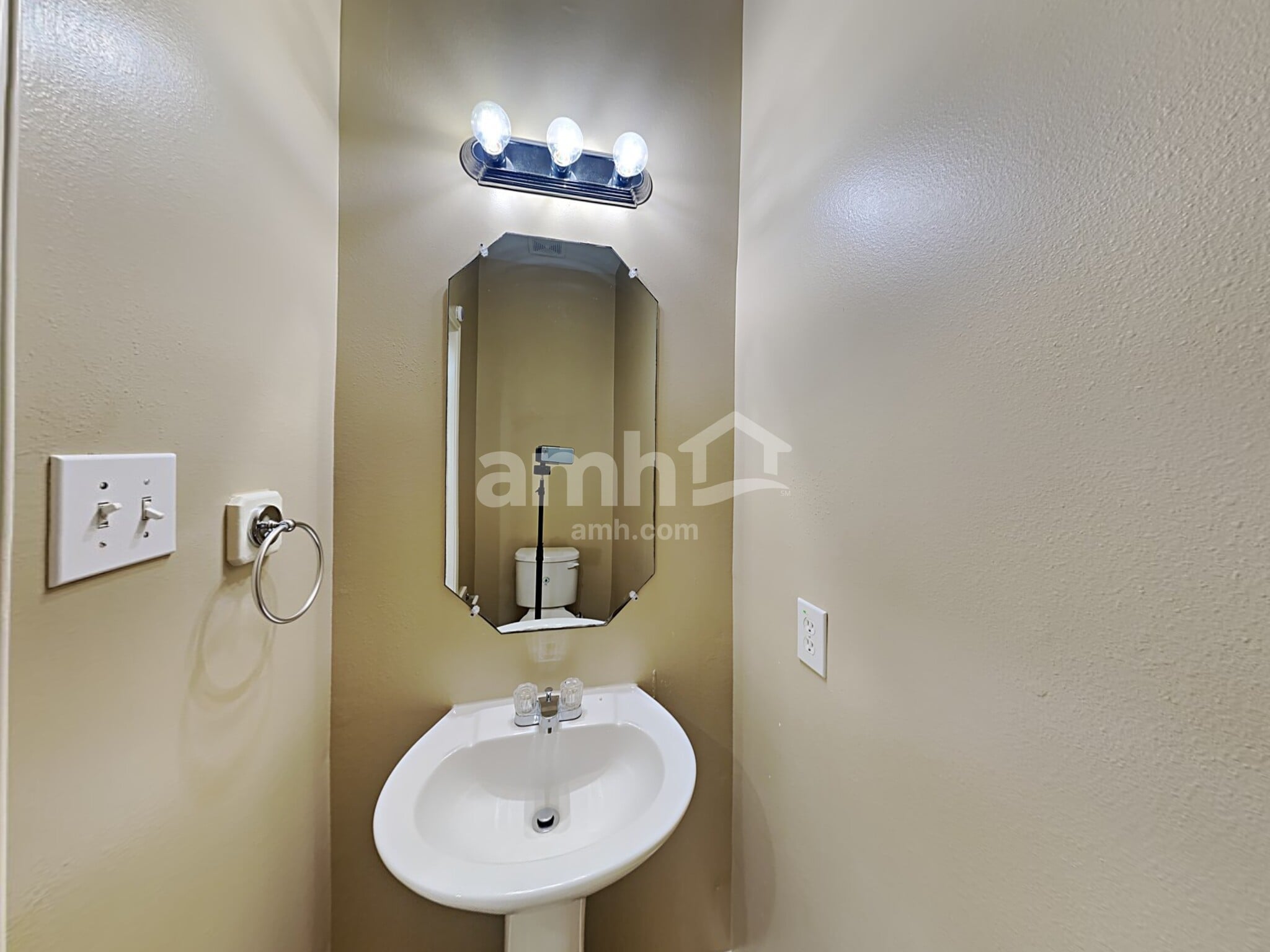 Building Photo - 1927 Makenna Ln