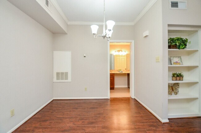 Building Photo - 2255 Braeswood Park Dr