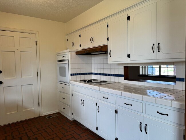 Building Photo - Lovely Brick Home in NW OKC near Lake Hefner