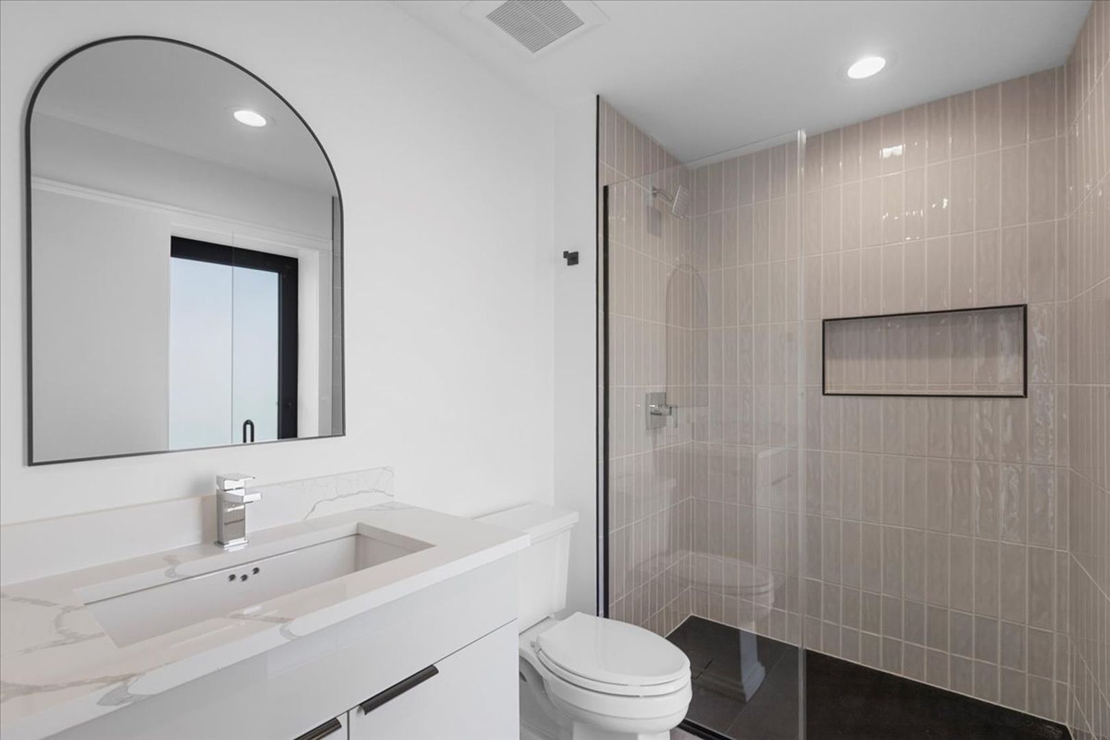 Building Photo - 2023 N Drake Ave