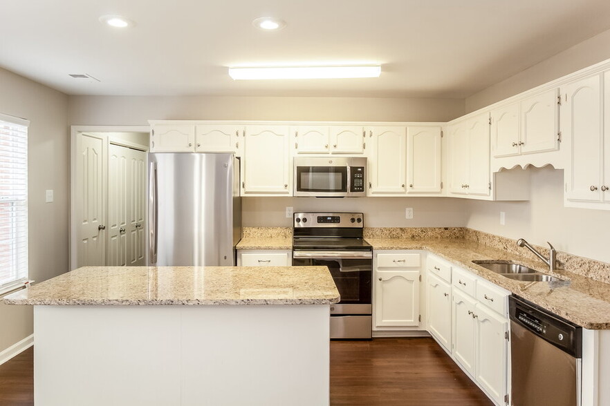 Building Photo - 906 Lakemont Dr