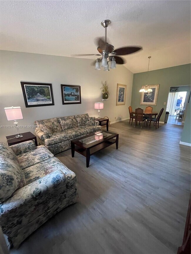 Building Photo - 8042 SE Villa Cir