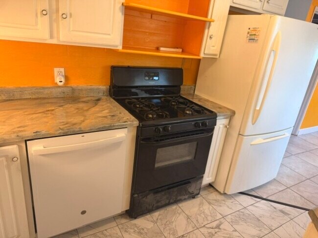 Building Photo - 2635 Desmet Dr