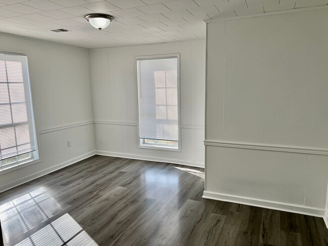 Building Photo - 3 Bedroom 1 1/2 Bath – For Rent!