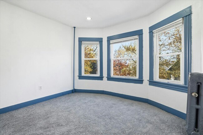 Building Photo - 940 Monroe Ave