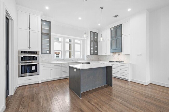 Building Photo - 1011 E 28th St