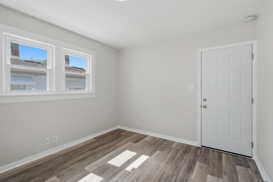 Building Photo - 2704 W Leroy St