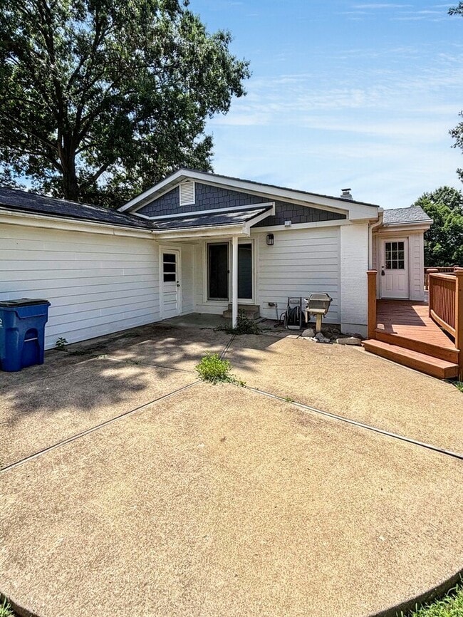 Building Photo - 813 Big Bend Woods Dr