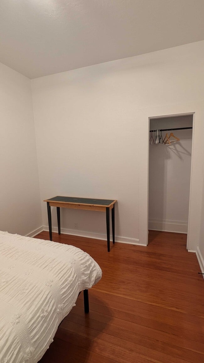 Building Photo - 405 N Cloverdale Blvd