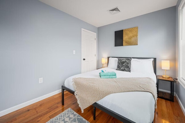 Building Photo - 109 Flora St