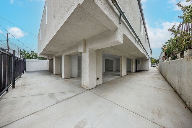 Building Photo - 946 E 21st St