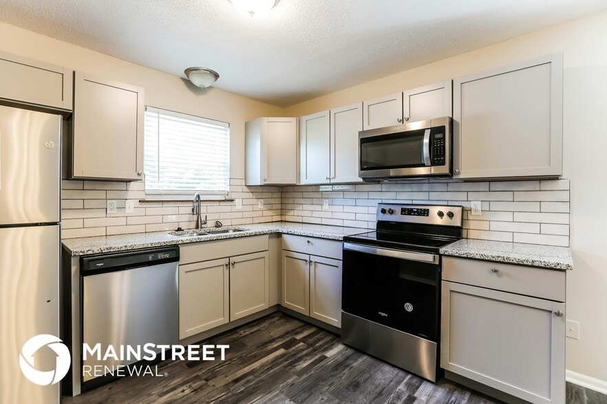 Building Photo - 1104 NE Lindsay Ave