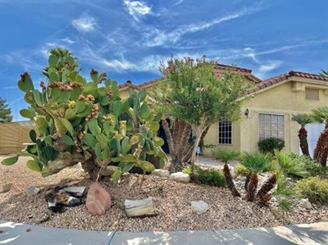 Building Photo - Beautiful single story home with pool.