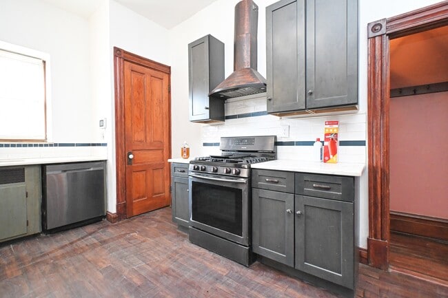 Building Photo - 735 Considine Ave