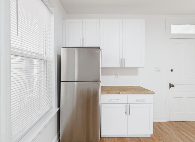 Building Photo - 1430 W Superior St