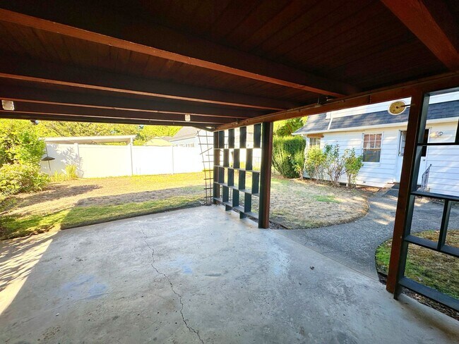 Building Photo - Stunning 3 Bedroom with Fully Fenced Yard ...