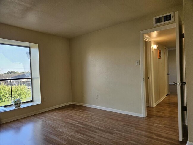 Building Photo - 8433 Hearth Dr