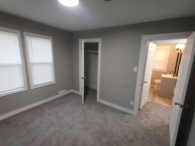 Building Photo - Charming 3 bedroom/1.5 bath Brick Home - Now Available!