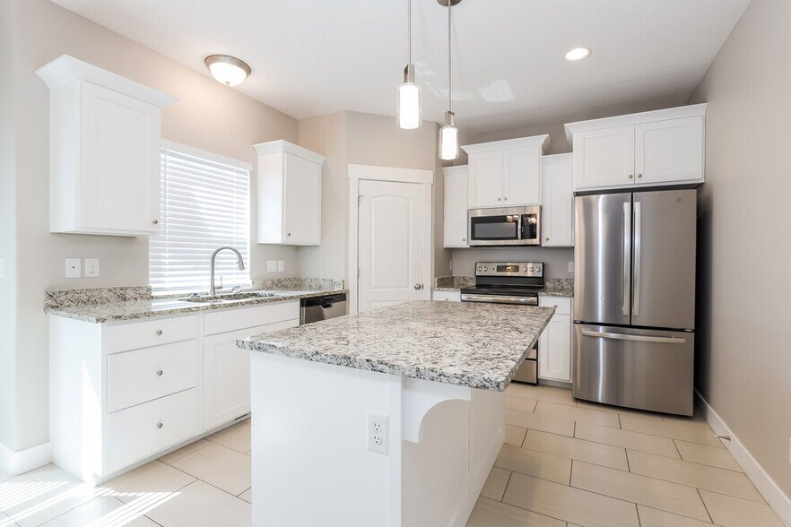 Building Photo - 3819 E Cunninghill Dr