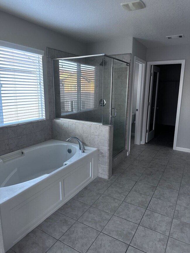 Building Photo - GORGEOUS HOME FOR RENT! NEW CARPET AND PAINT THROUGHOUT! 1 FULL BED AND BATH DOWNSTAIRS!