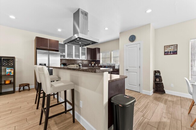 Building Photo - 3045 Clinton Dr