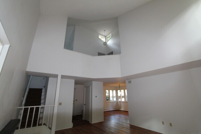 Building Photo - 6 Lyle Ct