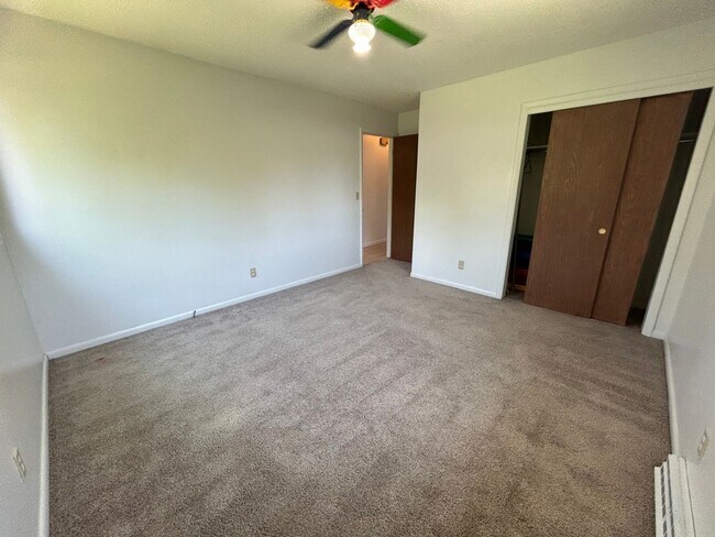 Building Photo - 5 Bed 2 Bath Home with 2 Car Attached Gara...
