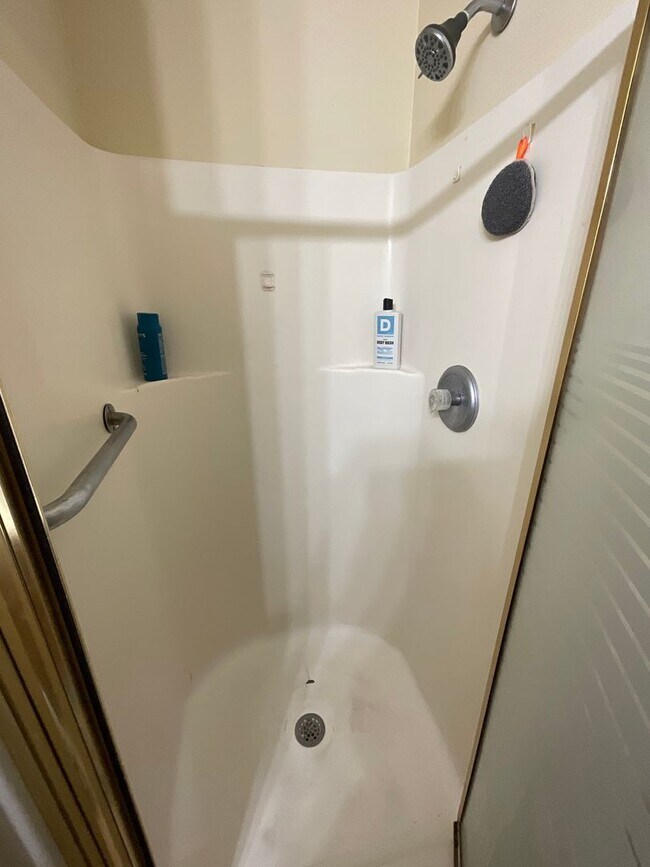 Building Photo - Spacious Duplex