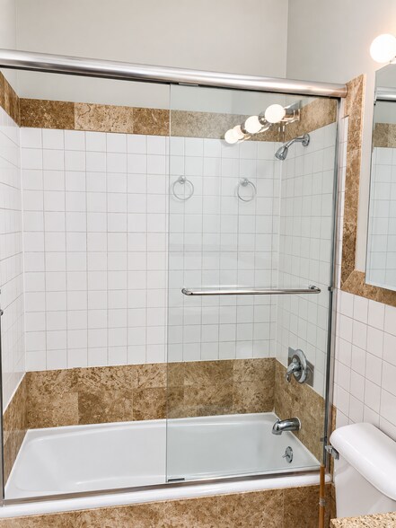 Bathroom - 2158 W Erie St