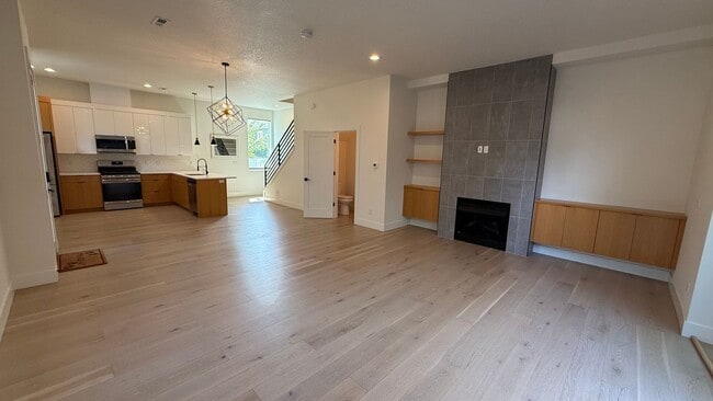 Building Photo - $900 move in bonus! Stunning & Spacious 2-...