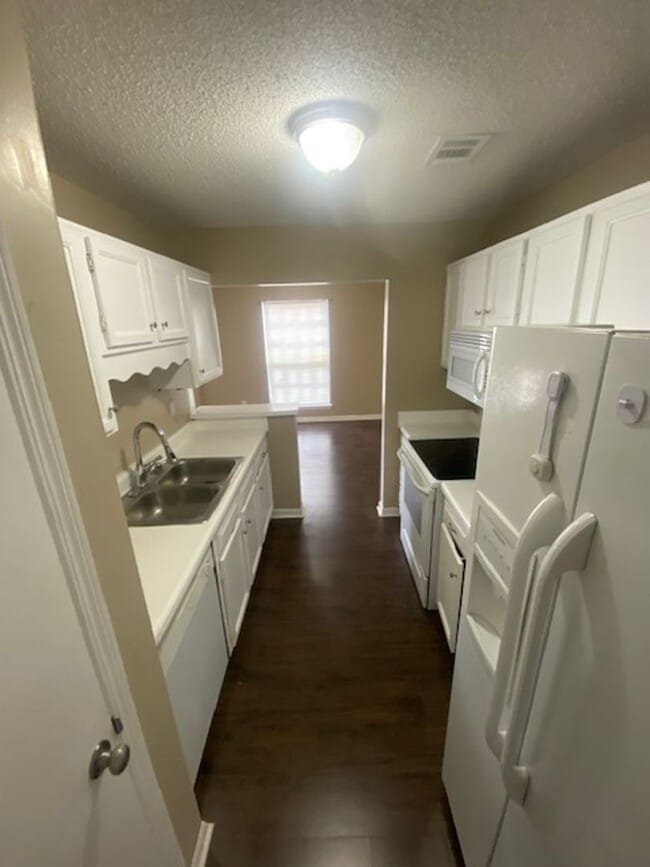 Building Photo - 6227 Crest Green Rd